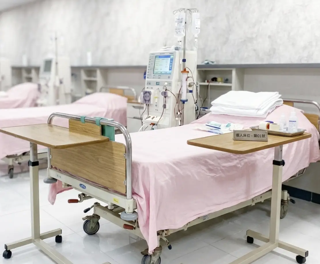 高健診所洗腎個人床位，專屬寢具與透析機台，高雄小港洗腎環境