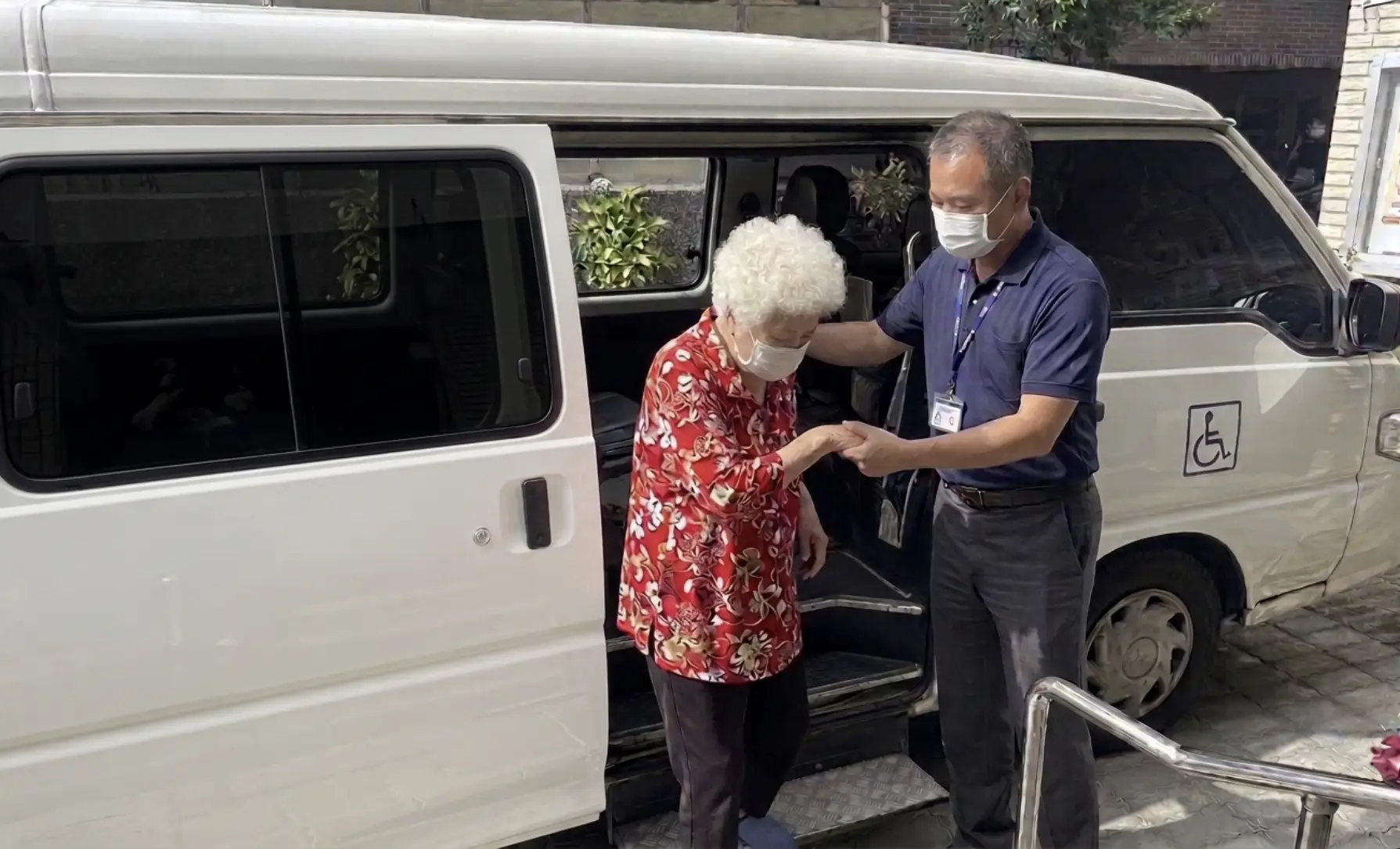 高健診所高雄洗腎免費溫馨接送服務，司機攙扶腎友下車